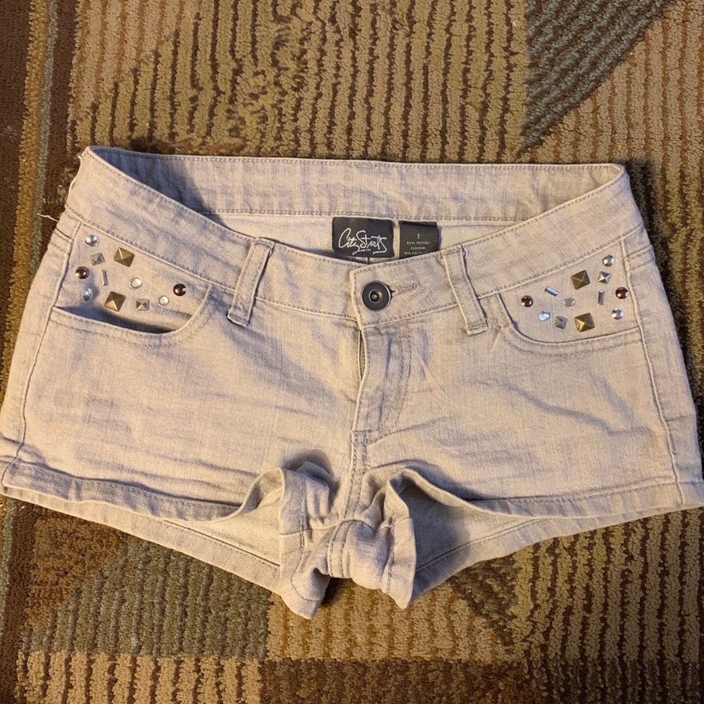 Light grey shorts with pocket embellishment